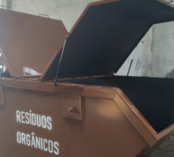 Caçambas com Tampa